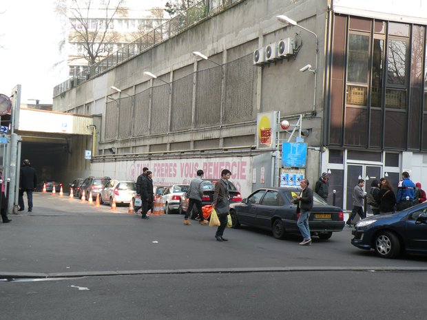  entrée du parking de Tang frères